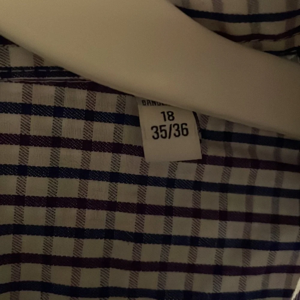 Button down - Picture 3 of 6
